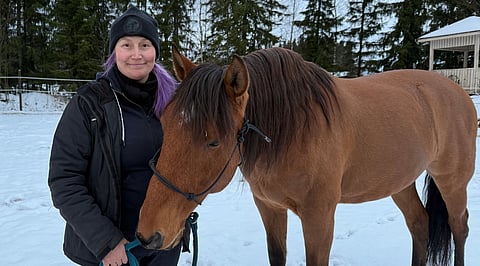 Omien kokemustensa kautta Mervi Pakola oppi, kuinka kipu estää hevosten hyvän suorittamisen ja kehittymisen. Nyt hän haluaa levittää tietoa kivun tunnistamisesta.