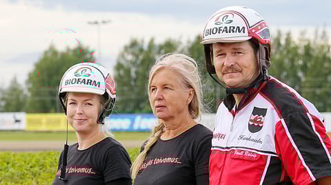 Pauli Raivio on etenkin suomenhevosilla menestynyt valmentaja, jonka suurin saavutus on ravikuninkuuden voittaminen Tähen Toivomuksella Lahden Kuninkuusraveista vuonna 2019. Kuvassa mukana myös puoliso Ritva. Tytär Laura on toiminut Paulin menestyshevosten hoitajana, ja on nykyään myös kahden pienen lapsen äiti.