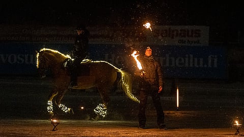 Jokimaa Gaala avattiin näyttävällä tulishow'lla, jossa Sonja Nurmi ratsasti Taikaprinssillä ja 15-vuotiaan urheilujonglöörauksen maailmanmestari Kevin Niittyviita jonglöörasi tulikeiloilla.