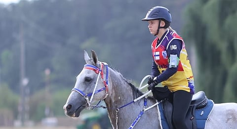 Saana Nieminen ja ykköshevonen, omassa omistuksessa oleva viileähermoinen arabiruuna Amogjar Al Payral. 