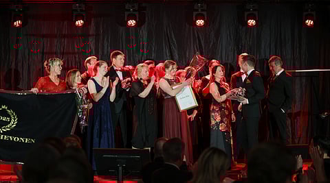 Jockas Ritan Vuoden hevonen -palkintoa nousi lavalle juhlistamaan laaja joukko taustavoimia.