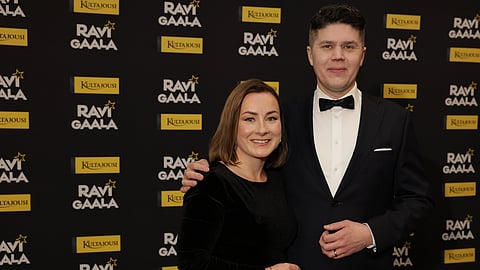 Nelly Korpikoski ja Lauri Hyvönen toimivat Ravigaalan juontajina.