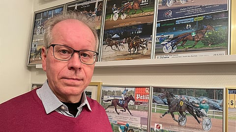 Isto Hakala kotonaan Kannuksessa. Omaa Hall of Fame -seinää koristavat puoliso Minna Rintamäen kanssa koetut yhteiset ravimuistot vuosien varrelta.