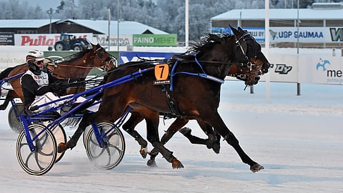 Esko Falinin valmentama Ready For Take Off pyrähti ensimmäistä kertaa urallaan ykköseksi Iikka Nurmosen ohjastamana.