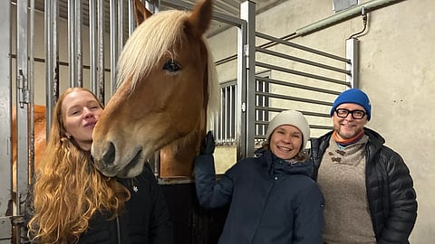 Tämä porukka koulutti tekoälyä hevosten tarpeisiin. Emma Piiraisen (vas.) opinnäytetyönä valmistunut EquiSci antaa vastauksia Lammin Nikolain ja muiden hevoskavereiden karsinakäyttäytymiseen. KoGo Visionin Minna Tiermas-Silfverhuth ja Tommi Silfverhuth ovat opinnäytetyön tilaajat sekä ohjaajat.