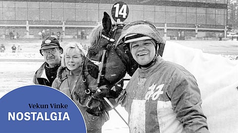 Vekun Vinke nappasi kauden viidennen täysosuman aprillipäivänä Lahdessa vuonna 1995. Kuvassa vasemmalla Tauno Puttonen, jonka luona valjakko majaili etelän ravireissujen aikaan. Suupielessä lähdön yhteistyökumppanin edustaja Satu Lehtonen.