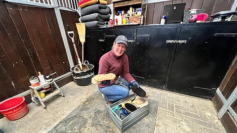 Hevosenhoitajan "toimisto" ja työvälineet.