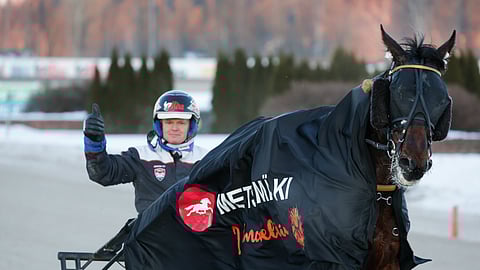 Hot Packagen valmentaja Kenneth Danielsen pääsi kunniakierroksella nostamaan peukkua Voimaeläin Cupin voiton merkiksi.