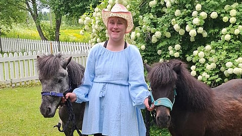 Piela Pöllänen tykkää touhuta ponien kanssa. Tänään hän osallistuu paraponilähtöön Oulussa.