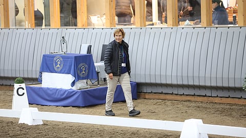 Suomalainen, FEI:n hyväksymä eläinlääkäri Liisa Harmo patistaa hevosenomistajia rehellisyyteen ja avoimuuteen, koska se koituu kaikkien parhaaksi. 