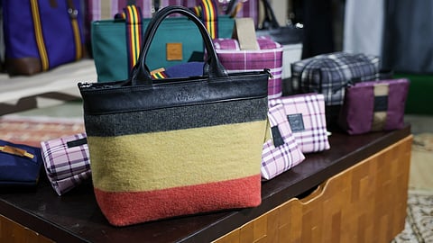 O’kays enkkufilttilaukku oman hevosen loimesta. 