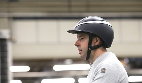 Luokkien välillä Robert Whitaker käy verryttelemässä hevosiaan ilman kisa-asua. 