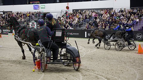 Kaksintaistelussa valjakko valjakkoa vastaan.