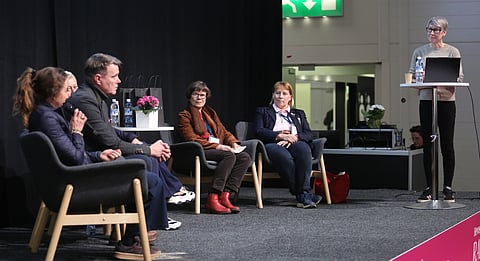 Paneelissa pyöriteltiin kysymystä ratsastuksesta urheilulajina ja SRL:n roolista siinä. Keskustelemassa Noora Pentti, Petri Tolmunen, Pirkko Herd, Satu Väihkönen, Jutta Koivula ja Johanna Manninen. 