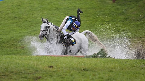 FEI kävi läpi vuoden 2025 tapaturmat.  Kuva Johan Lundinista ja Johnny Cashista nuorten EM:issä on jo 11 vuoden takaa. 