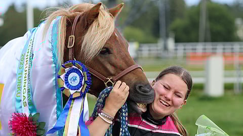 "Me tullaan niin hyvin juttuun. Se on mun paras kaveri", Ronja Grönman kuvailee Pikku Humanteria.