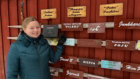 Kati Kemppaisen ensimmäisen hoitohevosen Pilkun kyltti löytyy Saaran tallin opetushevosten muistotaululta.