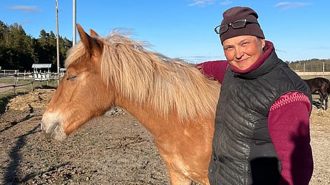 "Niin kauan kysytään, kunnes vastataan", sanoo Päivi Savilahti-Bäckman Friskalan Ratsastajista. 
