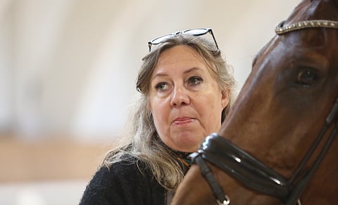 Anne-Mari Miss kannattaa sekä nuorille hevosille että aloitteleville ratsastajille ryhmäratsastusluokkia, joissa tuomarin silmän alla on useampi ratsukko kerrallaan. 