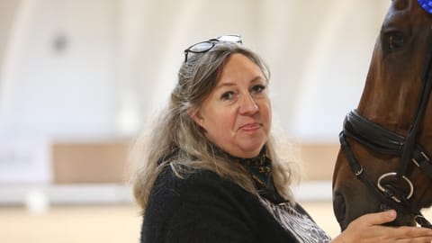 Anne-Mari Miss kannattaa sekä nuorille hevosille että aloitteleville ratsastajille ryhmäratsastusluokkia, joissa tuomarin silmän alla on useampi ratsukko kerrallaan. 