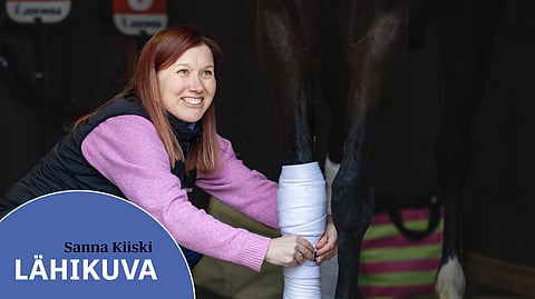 Sanna Kiiski pitää tarkasti huolta valmennettavistaan. Hänelle hevosen hyvä hoito oli jo nuoruudessa ensiarvoisen tärkeää.