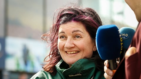 Pyöreitä täyttävä ratsastuskouluyrittäjä Sanna-Kaisa Liukkonen on kotonaan sekä ravissa että ratsastuksessa. 