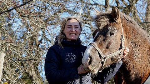 Esma Haddas ja Dexter, joka viettää kevätpäivää laitumellaan. 