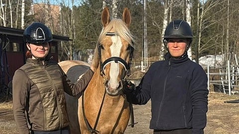 Peterina Hakanen, VIX Troublemaker ja Saara Flekander kääntävät uuden lehden tarinassaan. 