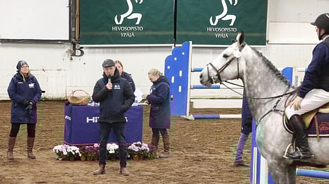 NIclas Aromaa kuunteli Casino Helsingin satulassa estetuomari Mikael Nolinin kehut. 