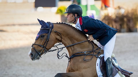 Esteratsastuksen todella hyvät eivät useinkaan ole miljardöörilähtökohdista. Esimerkiksi Scott Brash, joka on kuvassa Jeffersonin kanssa. Uusi rahakisa haluaa nostaa heidät keskiöön. 