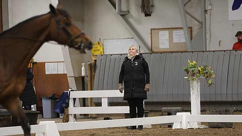 Anu Korppoo siellä missä hän niin hyvin viihtyy, maneesissa. Kyra Kyrklundin kanssa järjestetty valmentajakoulutuspäivä oli täydellinen onnistuminen. 