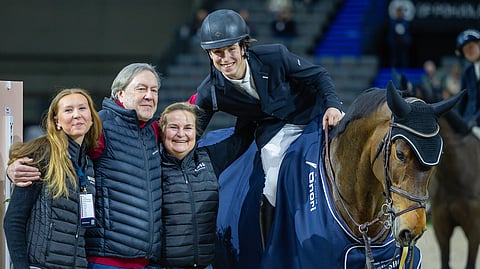 Tässä kuvassa on useampi tekijä, joka mahdollistaa ikäluokkaratsastajan, tässä 18-vuotiaan Jone Illin pysymisen lajissa. Vahva tukiverkosto on edustettuna perheen (sisko Sani Illi ja äiti Sanna Illi) ja hevosenomistaja-sponsori Kenneth Varsanpään toimesta, hevonen Caprivi edustaa valmentaja Markus Beerbaumia, joka on maailman eliittiä.  Illi on lähtenyt edistämään uraansa Saksaan, jossa on Suomea paremmat mahdollisuudet kilpailla. 