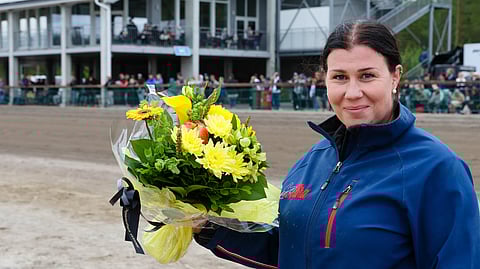 Anne Turunen valmentaa hevosia Kajaanissa.