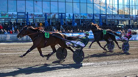 Massimo Hoist karkaa keulasta Hannu Torvisen ohjastamana. Combat Fighter tykittää takaa kakkoseksi Santtu Raitalan ajamana.