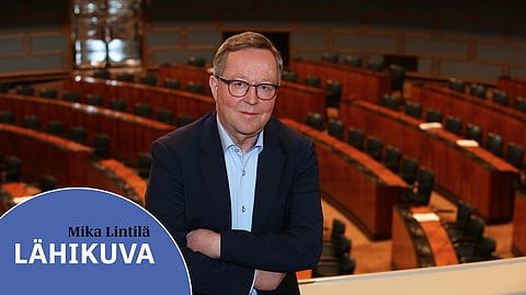 Eduskuntatalon istuntosali on tullut Mika Lintilälle tutuksi, sillä hän toiminut kansanedustajana vuodesta 1999 alkaen. ”Olin 32-vuotias, kun tulin tähän taloon. Tässähän se elämä on mennyt.”