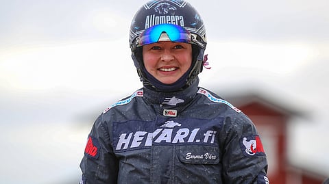 Emma Väre valmentaa hevosia Vihdissä.