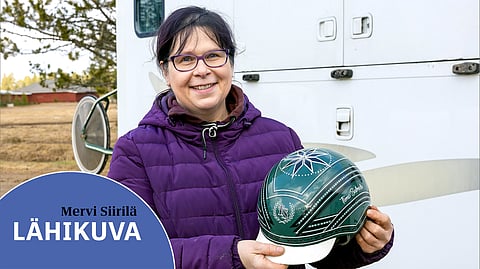 Mervi Siirilä on aktiivinen raviharrastaja, jolle hevonen on intohimo. Kypäräteippauksista hän innostui jo 1990-luvun lopulla.