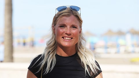 Aurinkorannikolla on paljon suomalaisia ja valmennuksesta toiseen suhaava Erika Hanhisuanto on yksi heistä. 