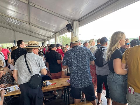 ”Näkyvyys oli lähtöjen aikaan pelkkiä selkiä”, kirjoittaja kritisoi Oulun VIP-katsomoa.