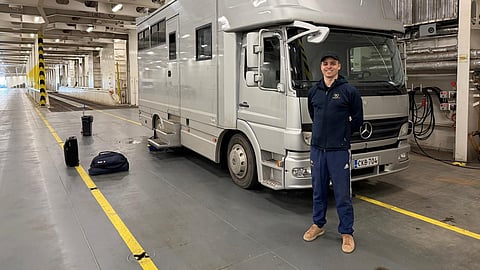 Englannissa oppia hakemassa. 