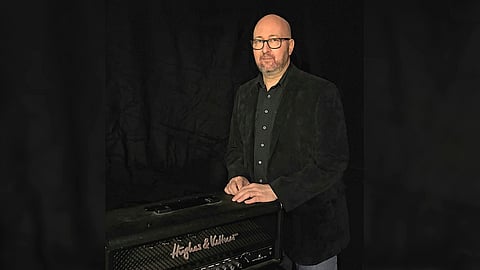 Jani Lahikainen on raviurheilun monitoimimies. Käsiohjelmatöiden ja vihjepalvelujen lisäksi hän on intohimoinen suomirokkari.