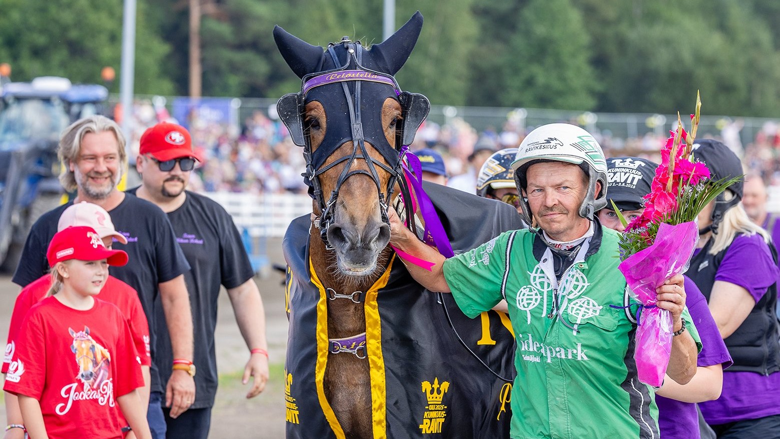 Retostella kruunattiin Oulun Kuninkuusraveissa pikkuprinsessaksi.