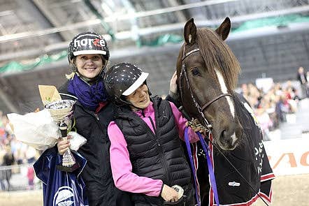 Meren Ahti kruunattiin valtakunnan komeimmaksi 3-vuotiaaksi. Vierellä kasvattaja Minna Määttänen ja omistaja Maija Korhonen.