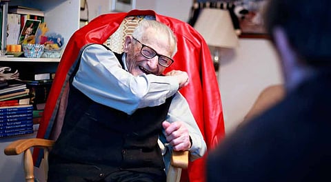 ”Annapas minä kerron yhden tarinan.”