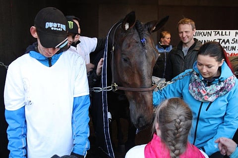 Lotta Westerberg, Riku Riihilahti ja Sara Perttunen Yellow Filmistä luovuttivat Karl Adamin Kiikun Tallin päivätoiminnalle.