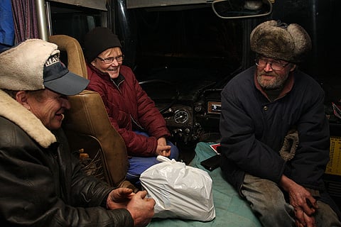 Vanha kauppalanko ja ystävä Oiva Pölönen poikkesi Nevalaisten autoon Joensuun raveissa, kun sähkökatko pimensi radan. ”Välillä oli yhdeksän hevosta, mutta sitten mentiin ostamaan Oivalta taas yksi lisää”, Pertti Nevalainen muka harmittelee. ”Jos se ei ole paljoa juossut, niin on se ainakin hintansa hankkinut”, Oiva puolustautuu.