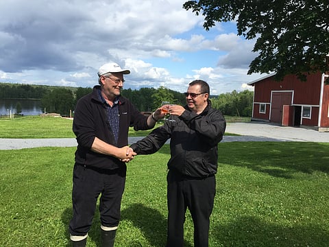 Anssi Partanen ja Jalmari Svart löivät kättä päälle hevoskaupan kunniaksi.