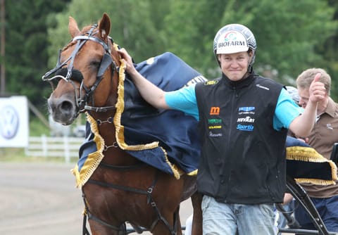 Valmentaja Antti Ojanperä tuo ravikuninkaan kaiken kansan tervehdittäväksi Pihtiputaan raveihin sunnuntaina