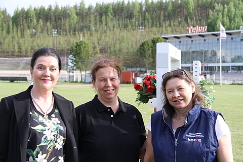 Poniyhdistyksen Ilona Pykäläinen, Teivon Kristiina Ertola ja Tampereen Ratsastusseuran Irmeli Heliö.