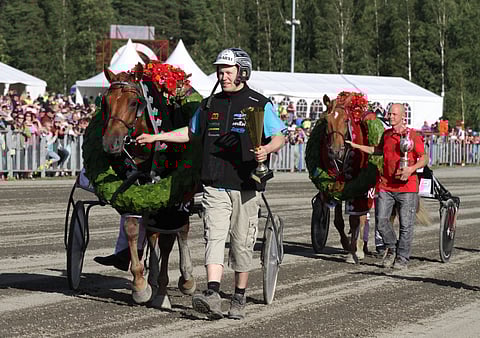 Jokivarren Kunkku ja Saaga S taustajoukkoineen pääsivät juhlimaan Joensuun Kuninkuusraveissa ravikuninkaallisten titteleitä. Myös järjestäjillä on syytä juhlaan,  sillä Kuninkuusravien tulos ylitti selvästi budjetoidun.